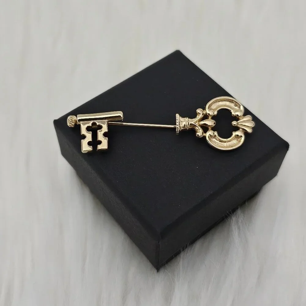 Avon Vintage 1978 Gold Tone Fashion Keynote Skeleton Key Stick Pin Brooch